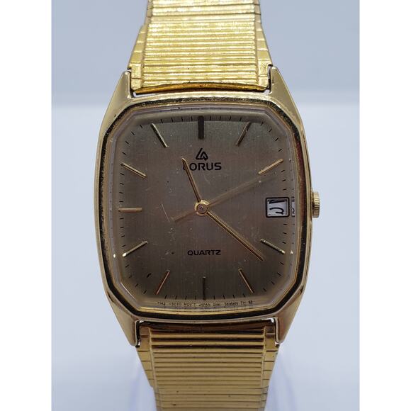 Gold men's watch. Gold face with calendar on face. Y142-5020